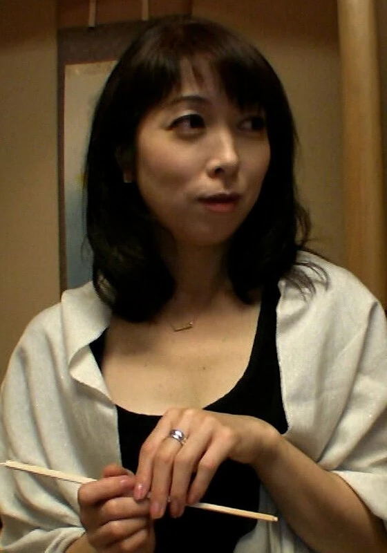 H-53G00001 已经有10多年没有性生活了,是一位品性很好的女士。因为觉得自己不再有吸引异性的能力,所以决定通过拍AV来告别这样的自己!?面对年龄只有自己儿子大的AV男演员坚硬的阴茎,这位60多岁的女士彻底被征服了……
