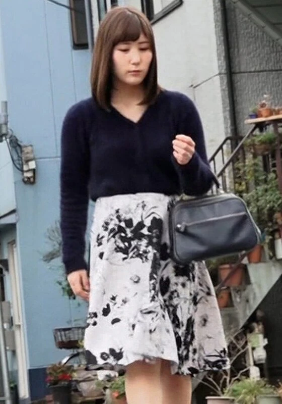 P-13G00005 那个与丈夫最好的朋友发生了婚外情的年轻妻子……因为与丈夫缺乏性生活，她陷入了一些危险的行为中，完全失去了自我控制，疯狂地投入其中。